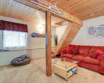 Snoqualmie Pass Cabin w/ Deck: Walk to Ski Lift - Snoqualmie Pass - Living room