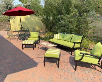Enchanting And Stylish Southwestern 4br Home - Santa Fe - Patio