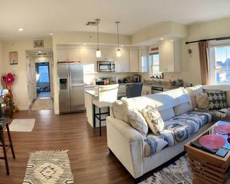 Luxury Condo- Newly furnished sofa bed - extra confy - Hampton - Living room