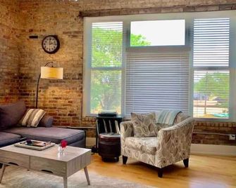 Romantic Gastro Loft Retreat for Two - Benton Harbor - Living room