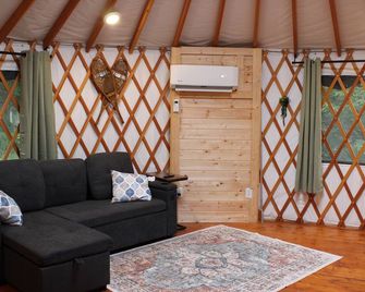 Pacific Yurt at the foothills of Mount Rainier with new Hot tub-Fire Pit-Wifi - Ashford - Living room