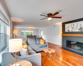 Updated Home Central Oak Ridge Location - Oak Ridge - Obývací pokoj