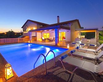 Villa 'Olive Private' with Mountain View, Wi-Fi and Air Conditioning - Rhodos - Pool