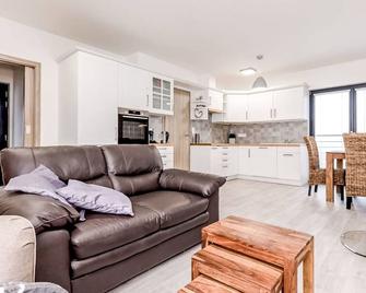 Nice apartment for 4 people with WIFI, TV and parking - Schlackenwerth - Wohnzimmer
