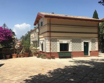 Comfy house in Crotone, fenced garden - Crotone - Bâtiment