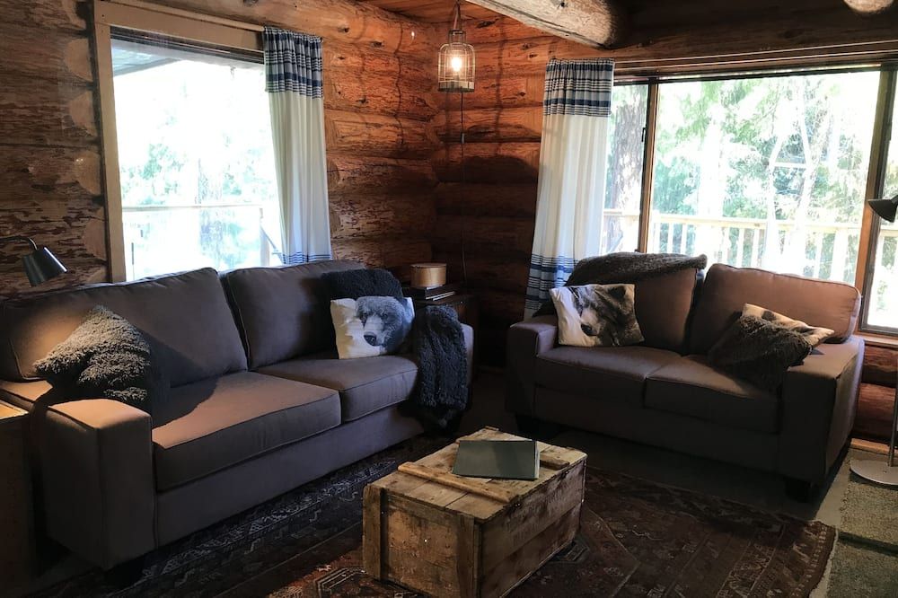 The Enchanted Woods Waterfront Log Cabin at Secret Cove - 하프문베이 - 거실