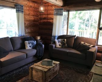The Enchanted Woods Waterfront Log Cabin at Secret Cove - 하프문베이 - 거실