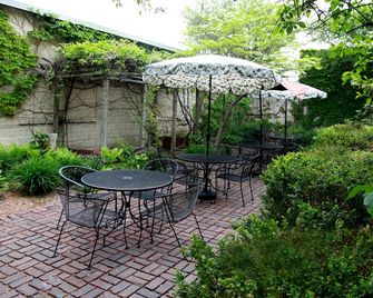 The Winter Inn - Greenville - Patio