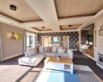 Beauty with Panoramic Views of Mount Pirongia - Te Awamutu - Wohnzimmer