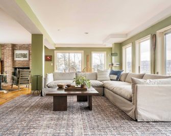 River House by Avantstay Historic & Secluded Estate on the Hudson River w/ Pool Sleeps 24! - Catskill - Living room