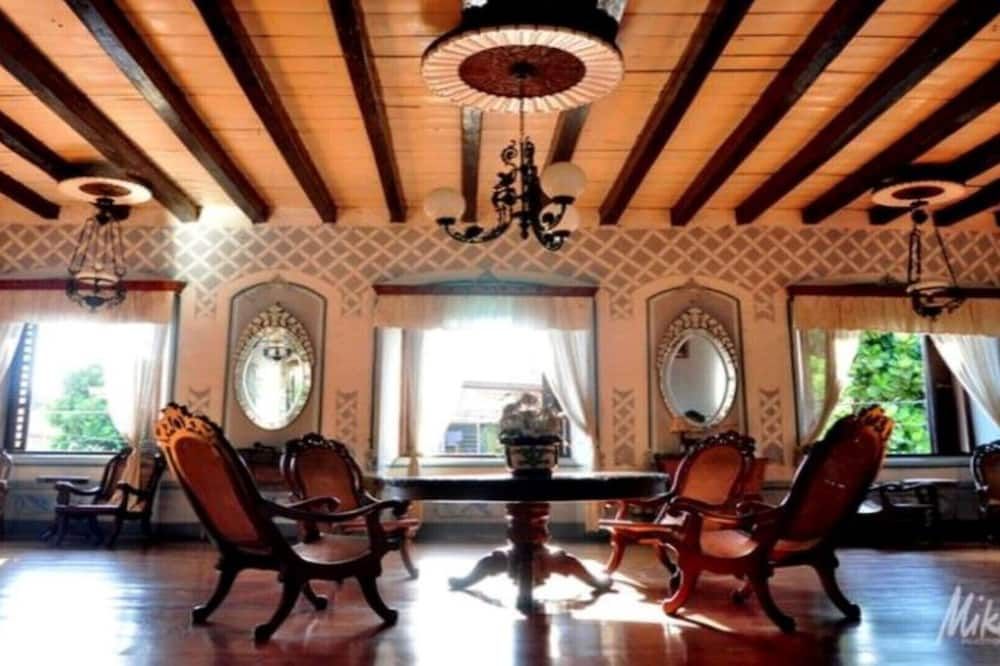 Cuarto delas Hijas: Superior Quadruple Room - Vigan City - Hol