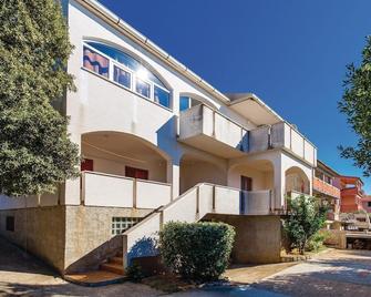 Lovely Apartment In Mandre With Wifi - Mandre - Edificio