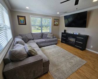 Peace and Comfort in this charming home in Live Oak, Florida - Live Oak - Wohnzimmer