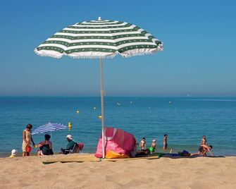 Hotel Des Falaises - Deauville - Beach