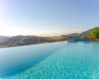 Sun House Malibu - Private Estate with Infinity Pool & Views - 6 bedrooms - Malibu