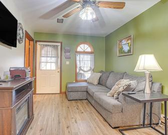 Quaint Zanesville Home with Game Room and Yard! - Zanesville - Living room