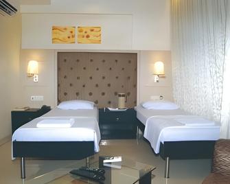 OYO 22061 Hotel Khwaishh Presidency - Mumbai - Bedroom