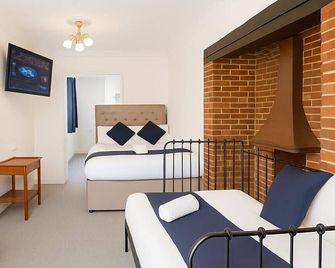 Four Seasons Guest House - Horley