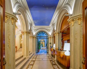 Una Hotels Empire Roma - Roma - Pasillo