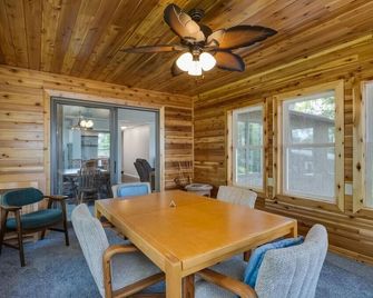 Lake home, 3 bd 3 bath, 2 car garage deck, dock, Video game, foosball, quiet bay - Isle - Comedor