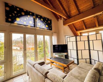 Dachwohnung in Flughafennähe - Kloten - Living room