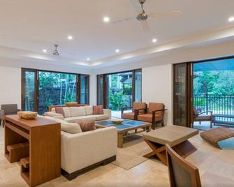 لاكشري أبارتمنتس آت تيمبل ريزورت آند سبا بورت دوجلاس - بورت دوغلاس - غرفة معيشة