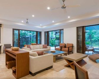 Luxury Apartments at Temple Resort and Spa Port Douglas - Port Douglas - Ruang tamu