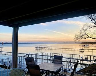 Lake Condo- Right on the Water with a Dock! Bring a boat or rent a boat! - Clear Lake - Balcony