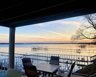 Lake Condo- Right on the Water with a Dock! Bring a boat or rent a boat! - Clear Lake - Balkon