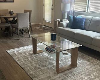 3 Bedroom - Creek Access Alaskan Blackstone Retreat - Anchorage - Sala de estar