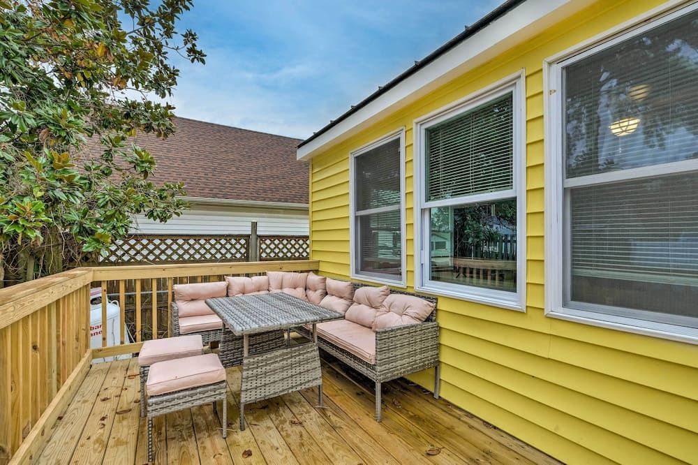 Updated North Beach Cottage: Pet Friendly!