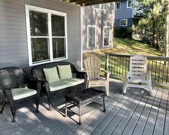 Waterfront sunset view on Silver Lake. Near TC. Dock, fire pit. Multi-week. - Traverse City - Balkon