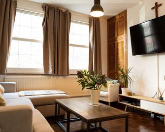 Hampstead 19th Century Village Cottage - London - Living room
