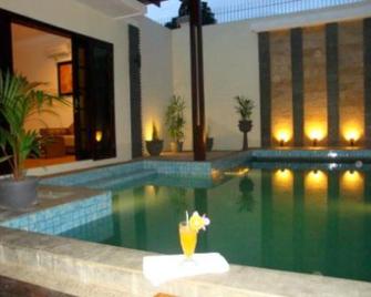 The Luxio Hotel - Sorong - Piscine