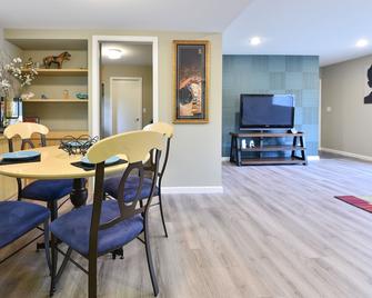Your Private Retro Retreat - Unbeatable Location. Mega Mall, Airport, River - Saint Paul - Dining room