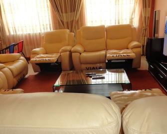 Chester View Homestay - Hostel - Athi River - Living room