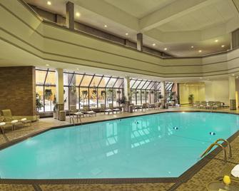 Crowne Plaza Suites MSP Airport - Mall Of America By IHG - בלומינגטון - בריכה