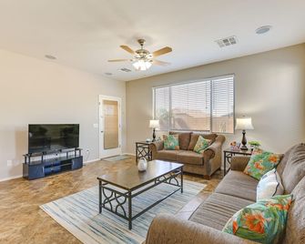 Near Parks & Golf: Maricopa Home w/ Covered Patio! - Maricopa - Sala de estar