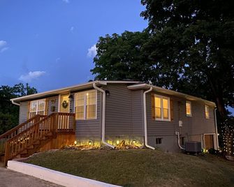 Adorable home within walking distance of the Drake Harbor and Main Street! - Warsaw - Building