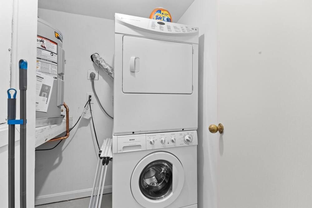 Spacious Nw Apt Steps to 14th Street Cor - Washington, D.C. - Laundry facility