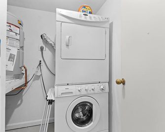 Spacious Nw Apt Steps to 14th Street Cor - Washington, D.C. - Laundry facility