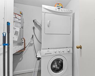 Spacious Nw Apt Steps to 14th Street Cor - Washington, D.C. - Laundry facility