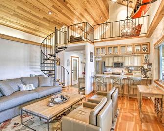 South Lake Coeur dAlene Home with Dock and Kayaks! - Worley - Sala de estar