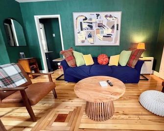 Historic Schoolhouse on river in enchanting Keene Valley Adirondacks - Keene Valley - Living room
