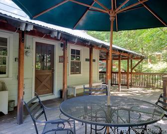 Streamside deck and relaxing Sierra home - Sierra City - Patio