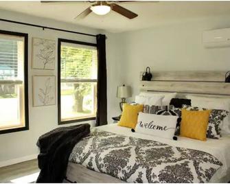 Greenbrier Getaway 2: Mins from Bike Trail w/Fenced Yard, Firepit; Dogs OK - Marlinton - Habitación
