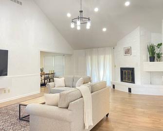 Charming 3 BR in a quiet and friendly neighborhood - Greenwood
