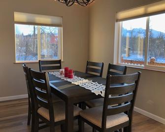 Mountain Views From Brand New Property In Quiet Neighborhood!!! - Valdez - Dining room