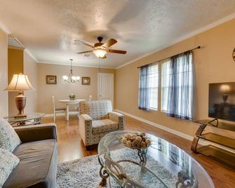 Charming Lake Charles Apartment 2 Mi to Lake! - Lake Charles - Sala de estar