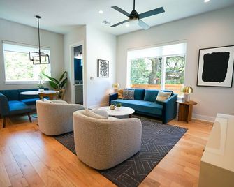 Travis Heights Getaway - Stamford B! - أوستن - غرفة معيشة
